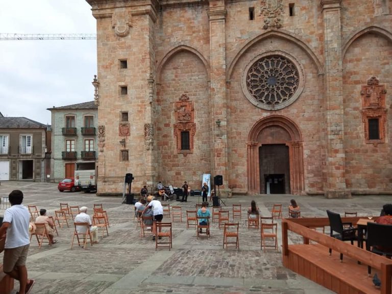 O goberno de Mondoñedo promete á plataforma veciñal consensuar a reforma da Praza da Catedral