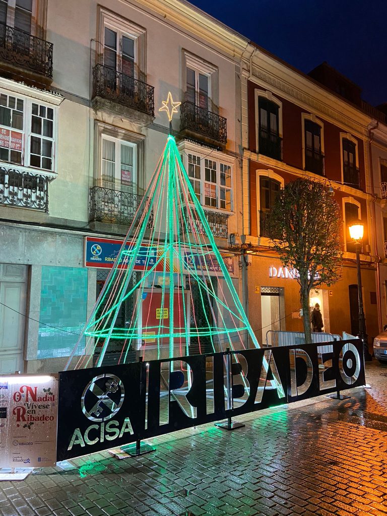 ACISA Ribadeo inaugurou a súa árbore de Nadal situado en Catro Calles