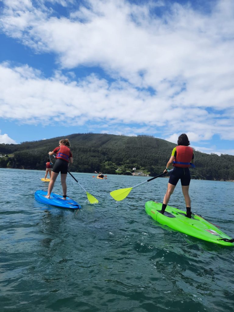 Comezan os Mércores de Natureza no Vicedo con cursos de kayaks e táboas de paddle na praia de Arealonga
