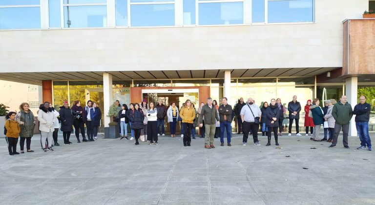 A praza do Concello de Burela acolleu unha concentración en repulsa do asasinato machista en Lugo