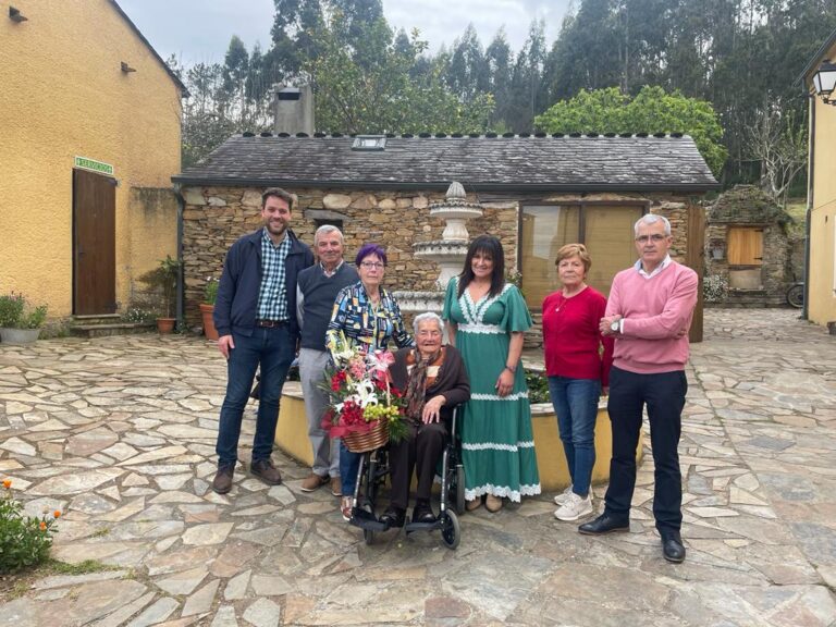 Foz rende homenaxe a unha veciña de Cangas por cumprir os 103 anos